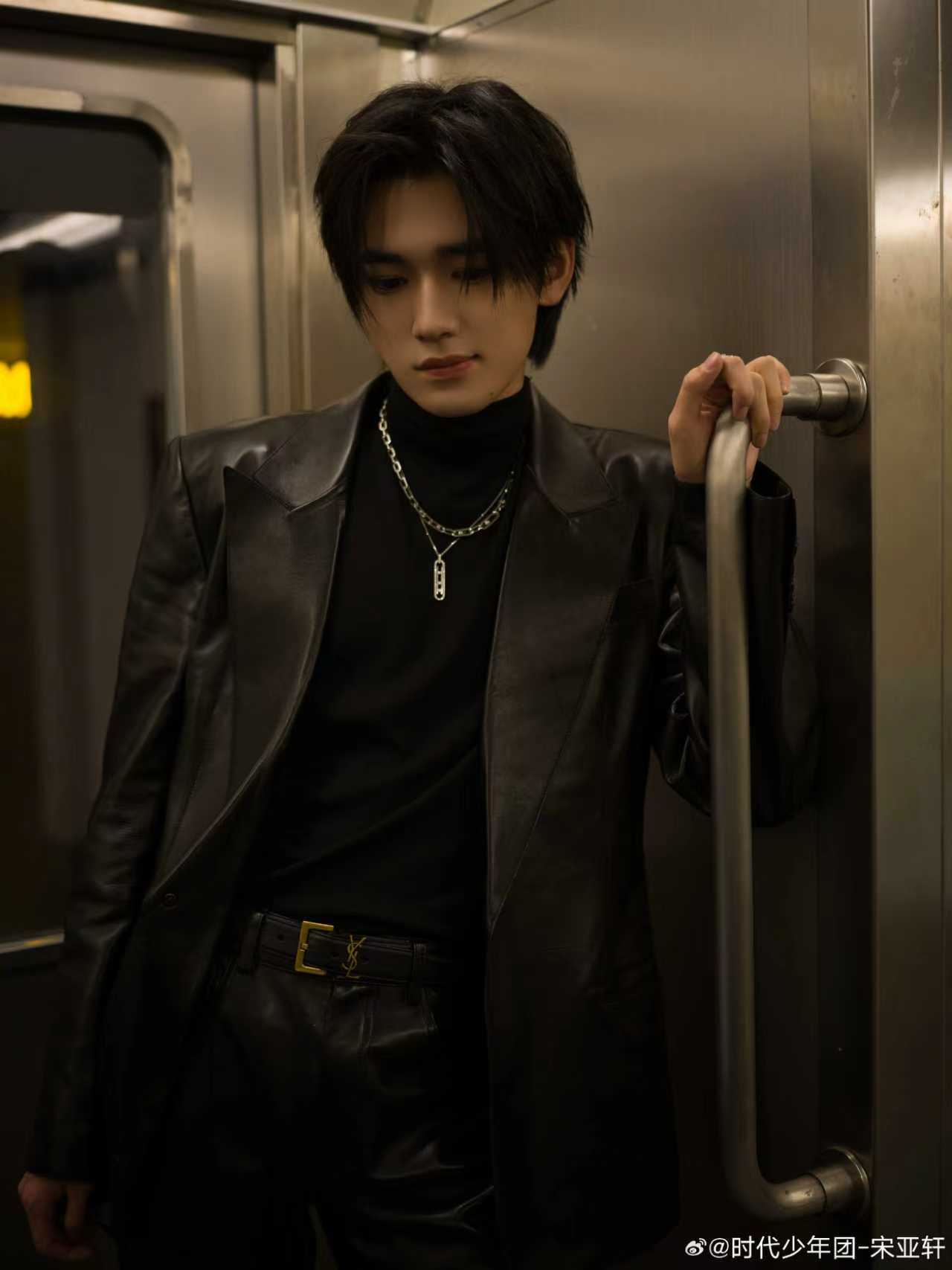 宋亚轩21岁的小宋祝大家元宵节快乐宋亚轩21岁的小宋宋亚轩高领内搭黑皮衣造型十五