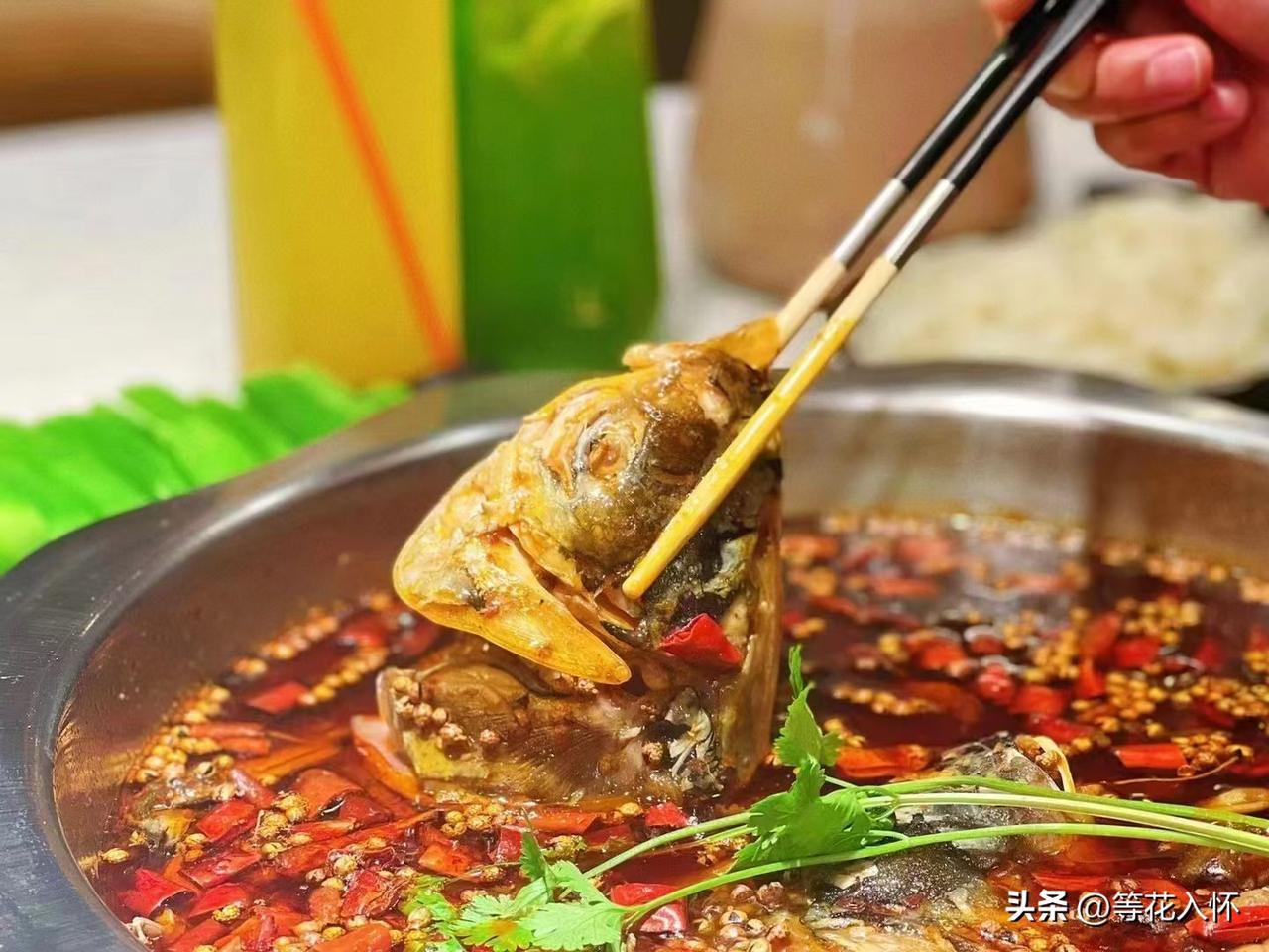 糖尿病人不吃什么主要食物?稀饭面条肉包子汤圆烙饼油条奶茶，这些都是。最好是吃杂粮