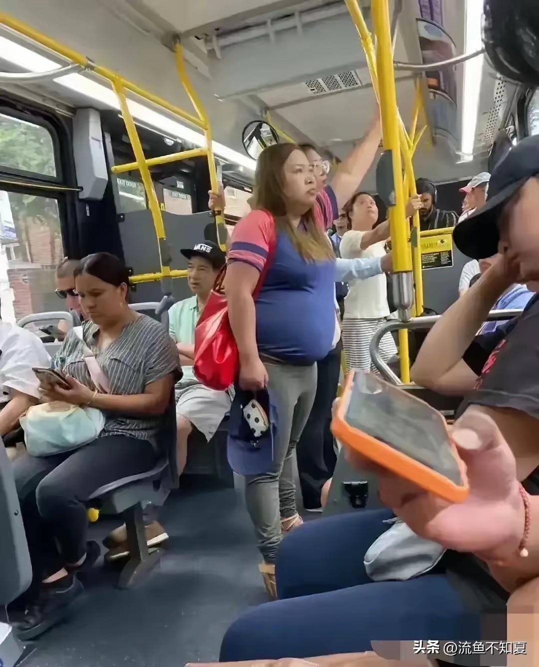 我的天！网友在纽约公交车上遇到谁了？

人看着特别憔悴，皮肤暗沉没光泽，整个人老