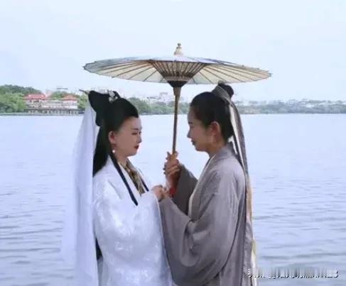 中国收视率最高的十部电视剧
1.《敌营十八年》 (1981年)收视率99%
2.