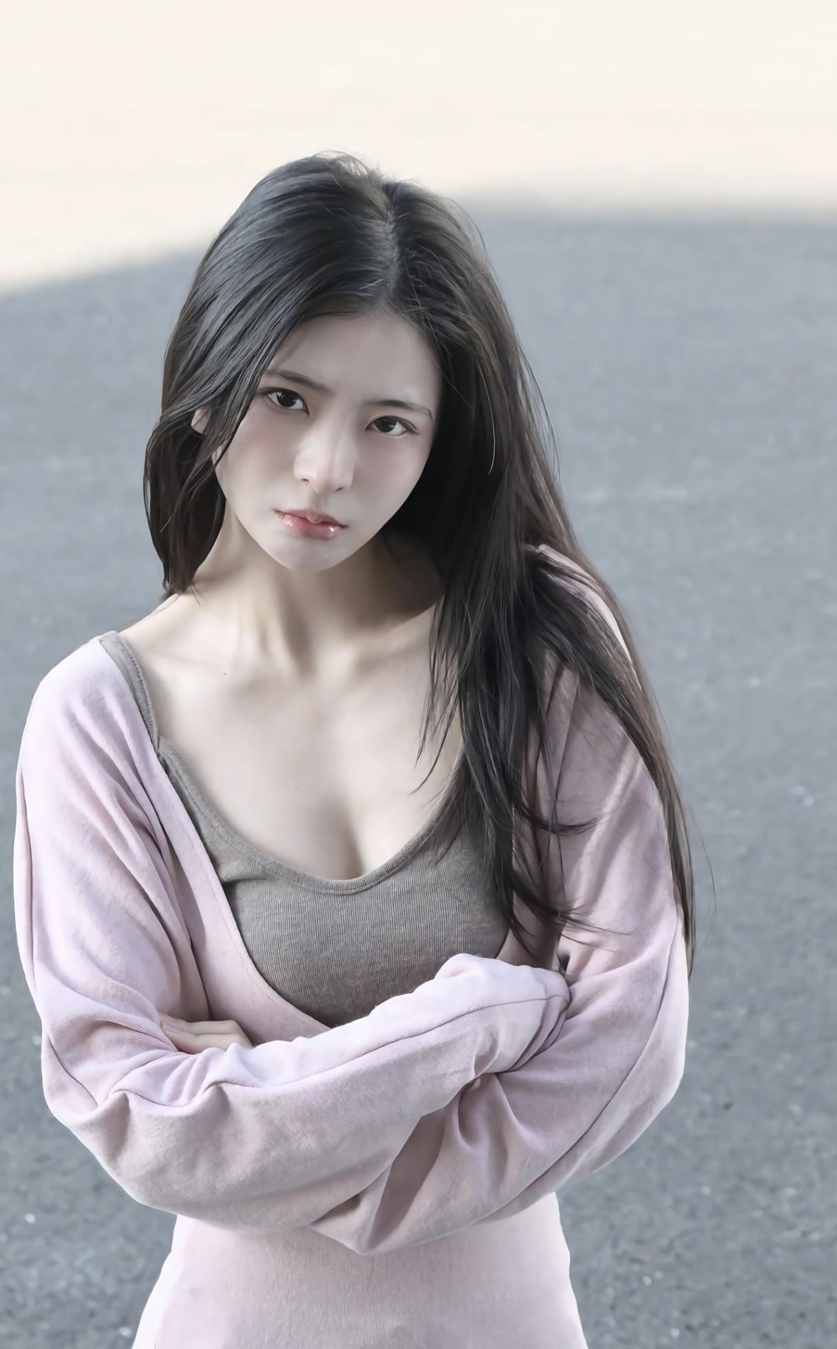 看   她生气的样子   好丑呀！