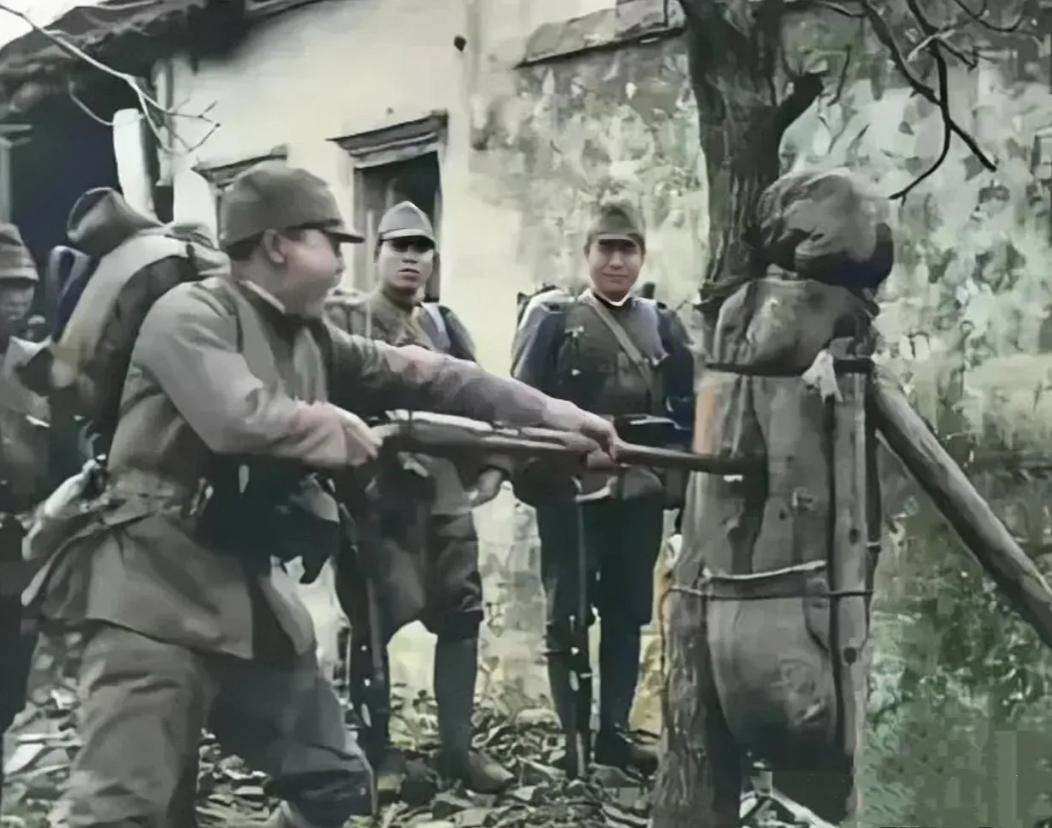 1942年，赵培宪被俘，日军拿他练刺杀，突然他摸到了裤腰带，而且有点松，顿时，他