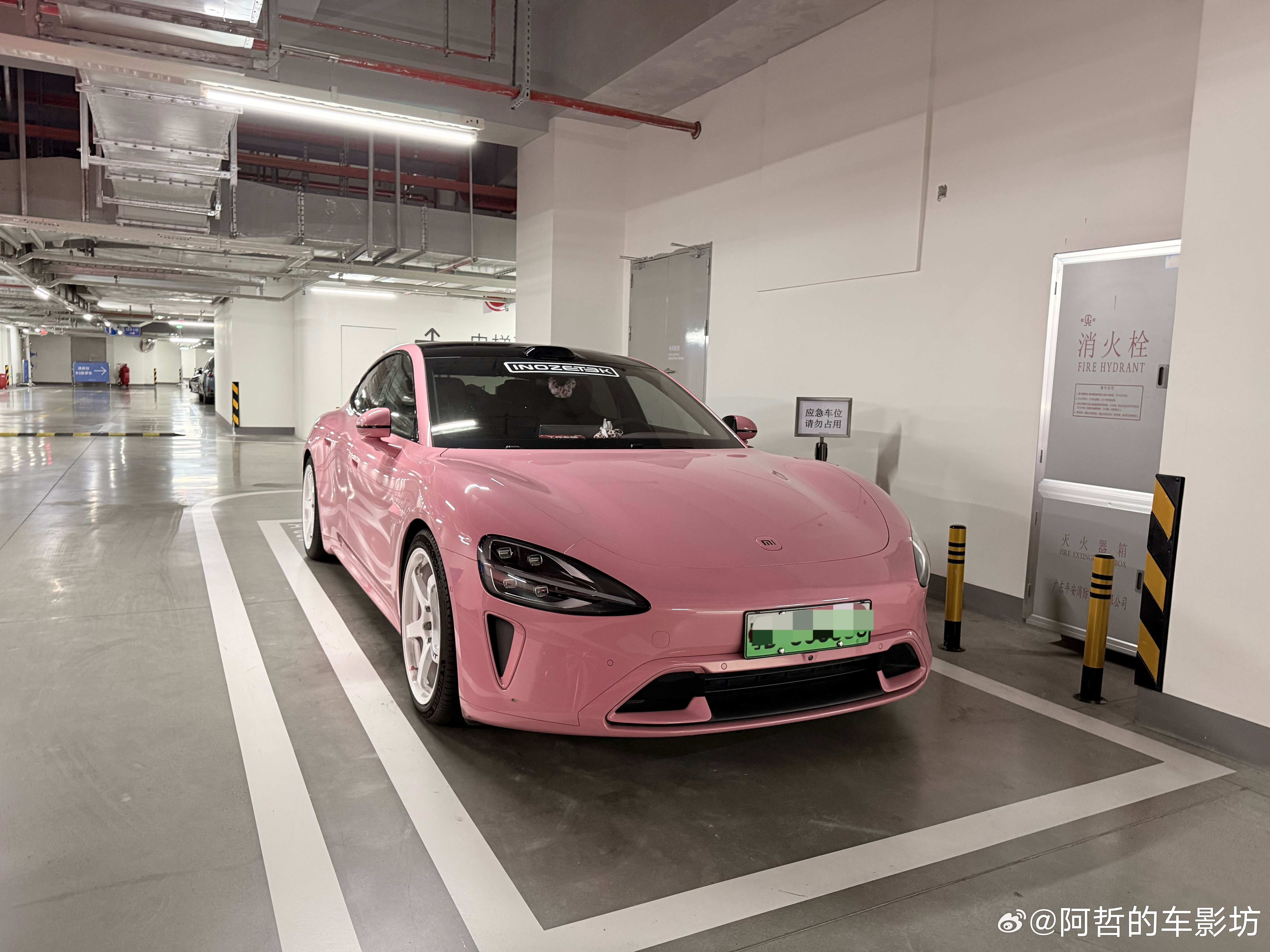 又见到一台改的蛮漂亮的小米SU7搭配白色GT样式轮毂车尾的扰流也不是碳纤维色前后