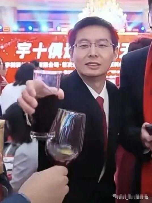 王兴兴一战成名，在庆功宴终于笑了。作为一个90后，他的机器人在ai时代大放光彩。