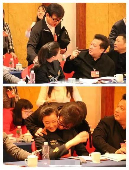 画面中戴着眼镜夹着包的成龙看到宋祖英居然近前手搭肩，脸贴脸地问候，一旁的郁钧剑也