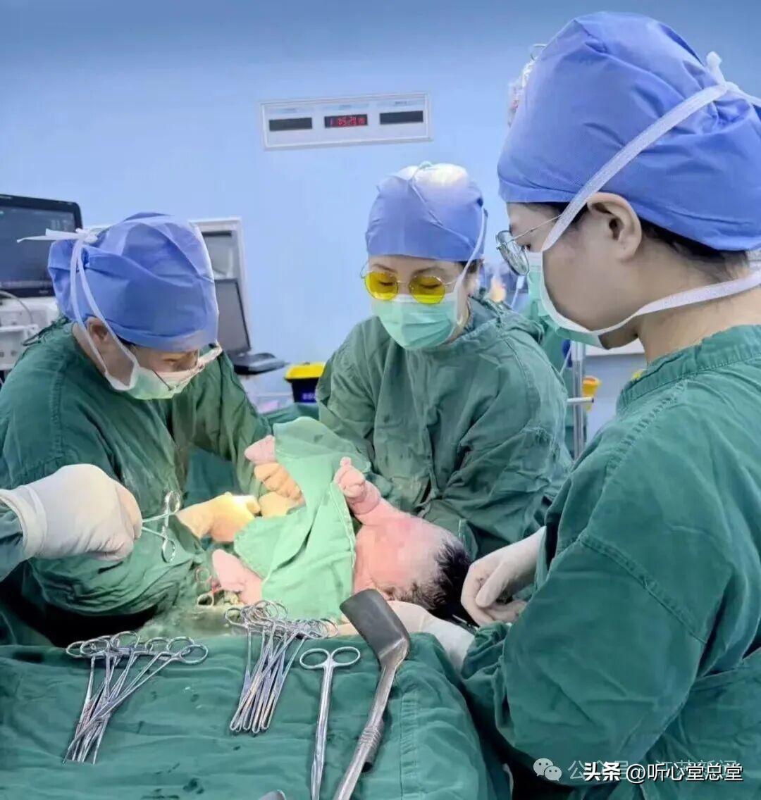 无锡一330斤产妇顺利产下九斤七两的新生儿，母婴平安无锡
今年27岁的周女士怀孕