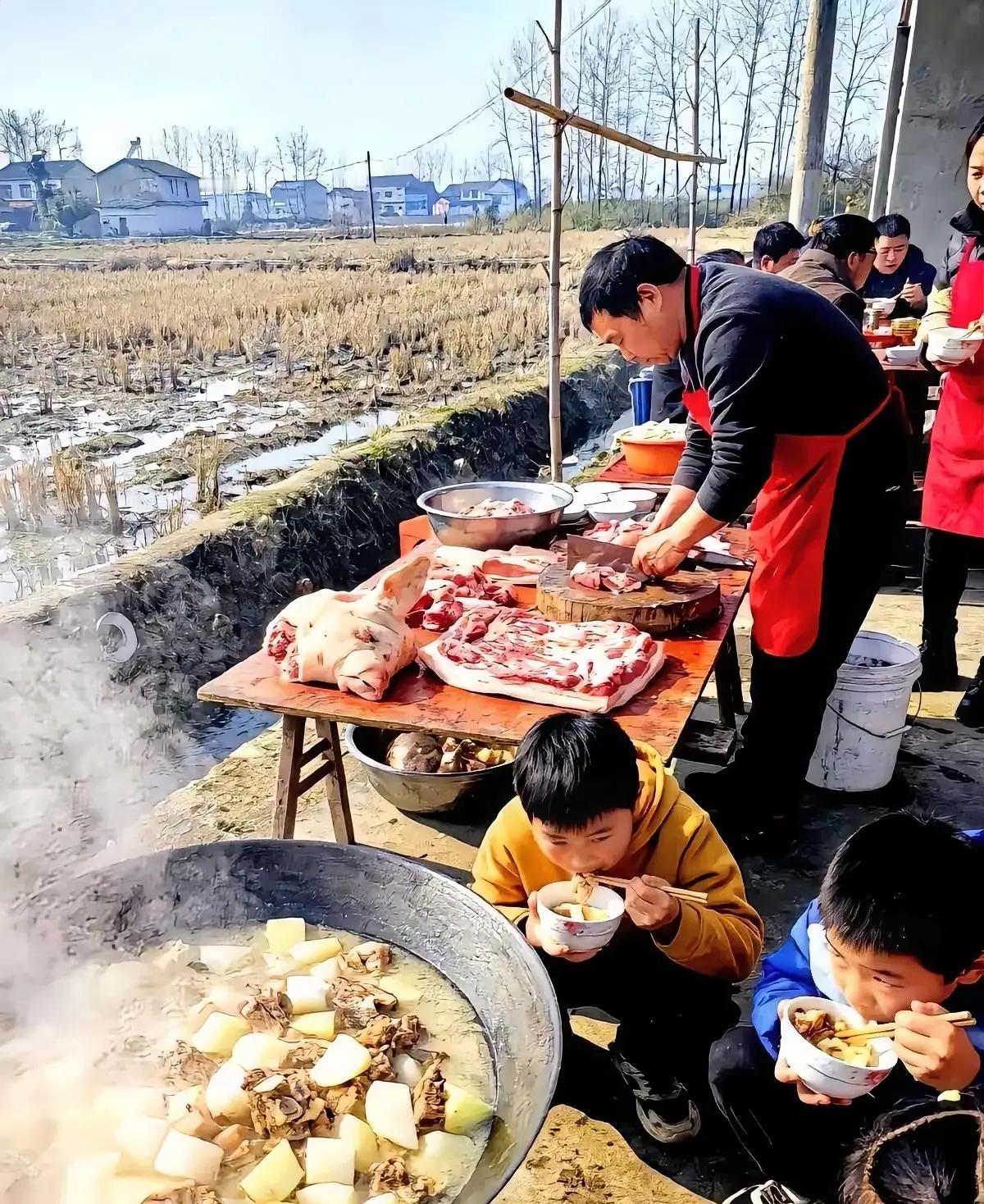 刨猪宴爆火的背后，是人们对乡土情谊的怀念，是对年味的追寻。儿时的回忆里，吃着新鲜