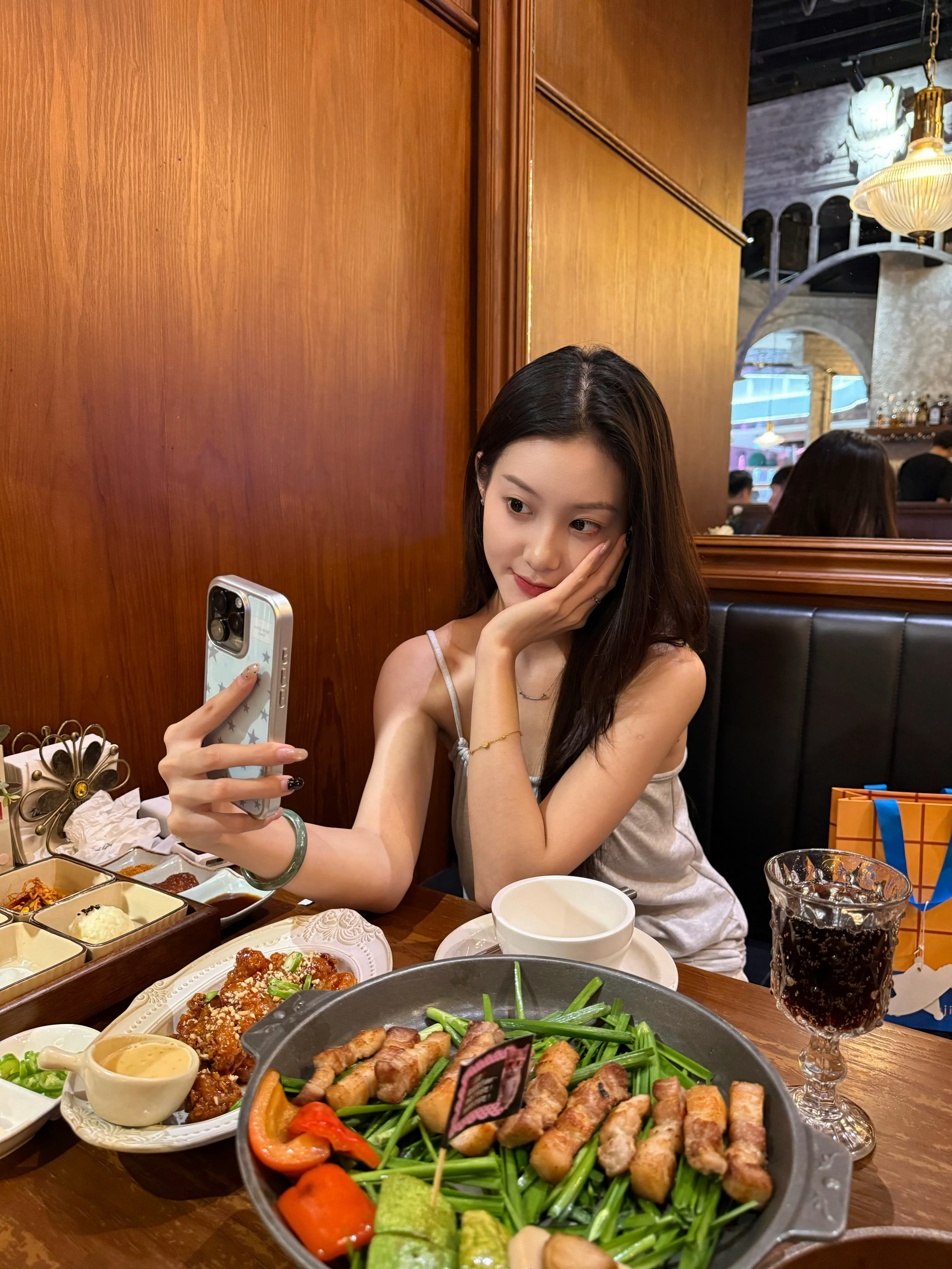思慕社字母 后来我终于明白，有些人就像车站的灯，你向前走了，他还在原地亮着，不是