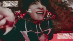 张远扮凤凰个子太高找谁说理谁能拒绝一米八几的委屈凤凰啊！张远全程认真拿捏姿态，这