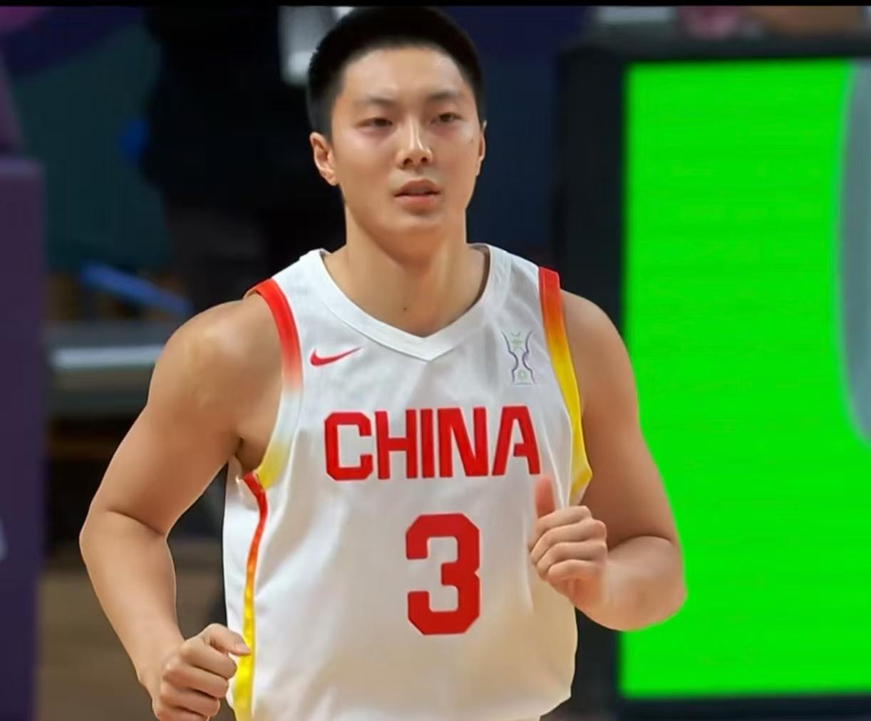 胡明轩啊你以后打首发要是心里包袱大，你就在场上自己慢慢深呼吸来调整自己的心态吧，