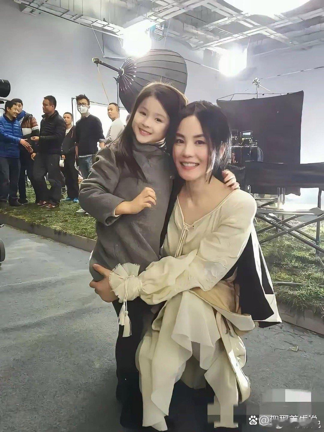 王菲温柔的笑容真迷人，小姑娘太可爱了，连天后都充满母爱 ​​​
