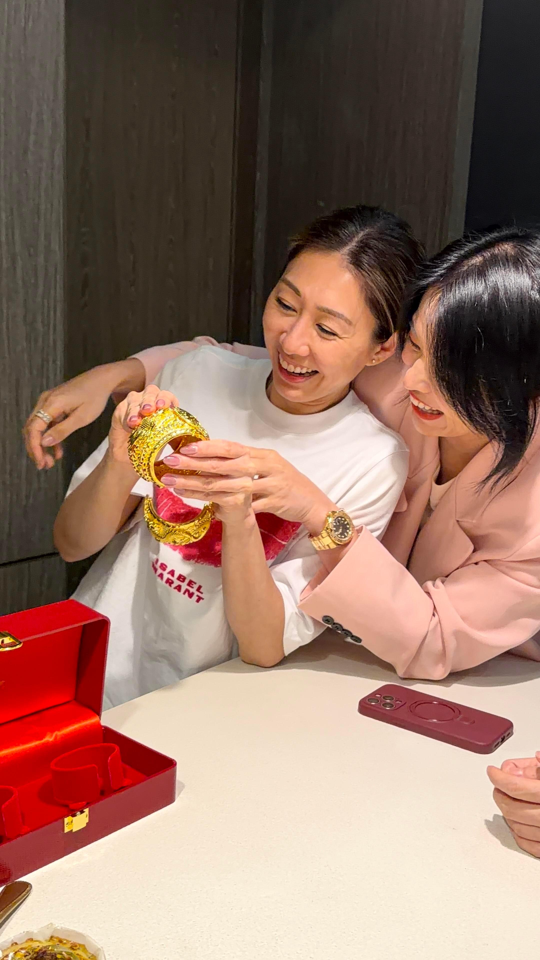 胡定欣晒与胡杏儿合照，胡杏儿送一对龙凤镯礼物给胡定欣，照片中胡定欣小腹隆起，疑似