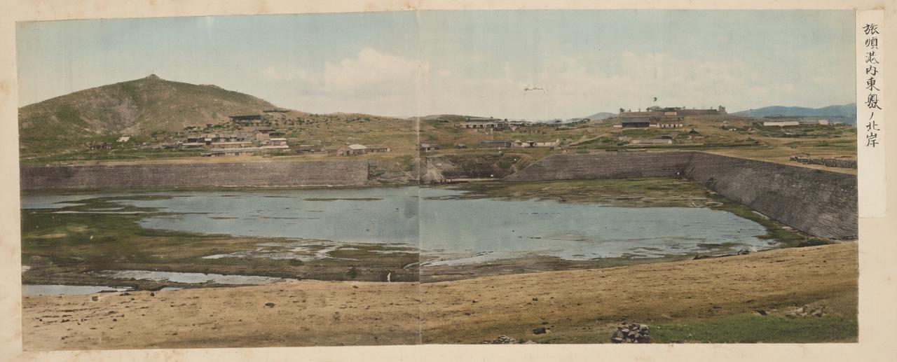 清末/日占时期，照片拍摄于旅顺港内东港的北岸，旅顺港是中国北方罕见的天然不冻港，