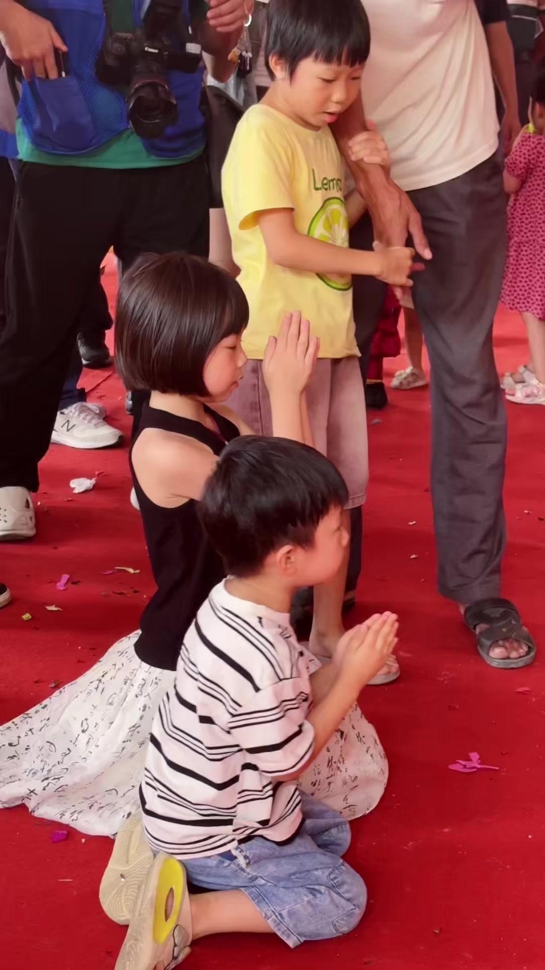 在妈祖像前，两个孩子悄悄议论的话，有没有让你想起心底想说的？

孩子的天真童言，