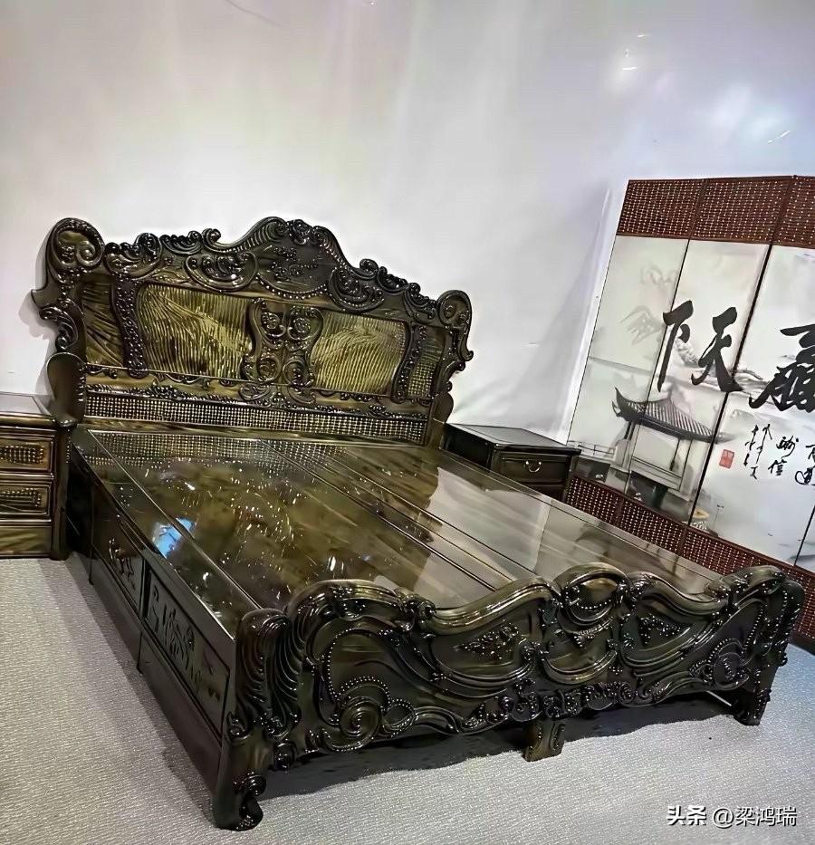 这是一张标价 188 万元人民币的极为奢华且工艺精湛的金丝楠木（阴沉木）雕花大床