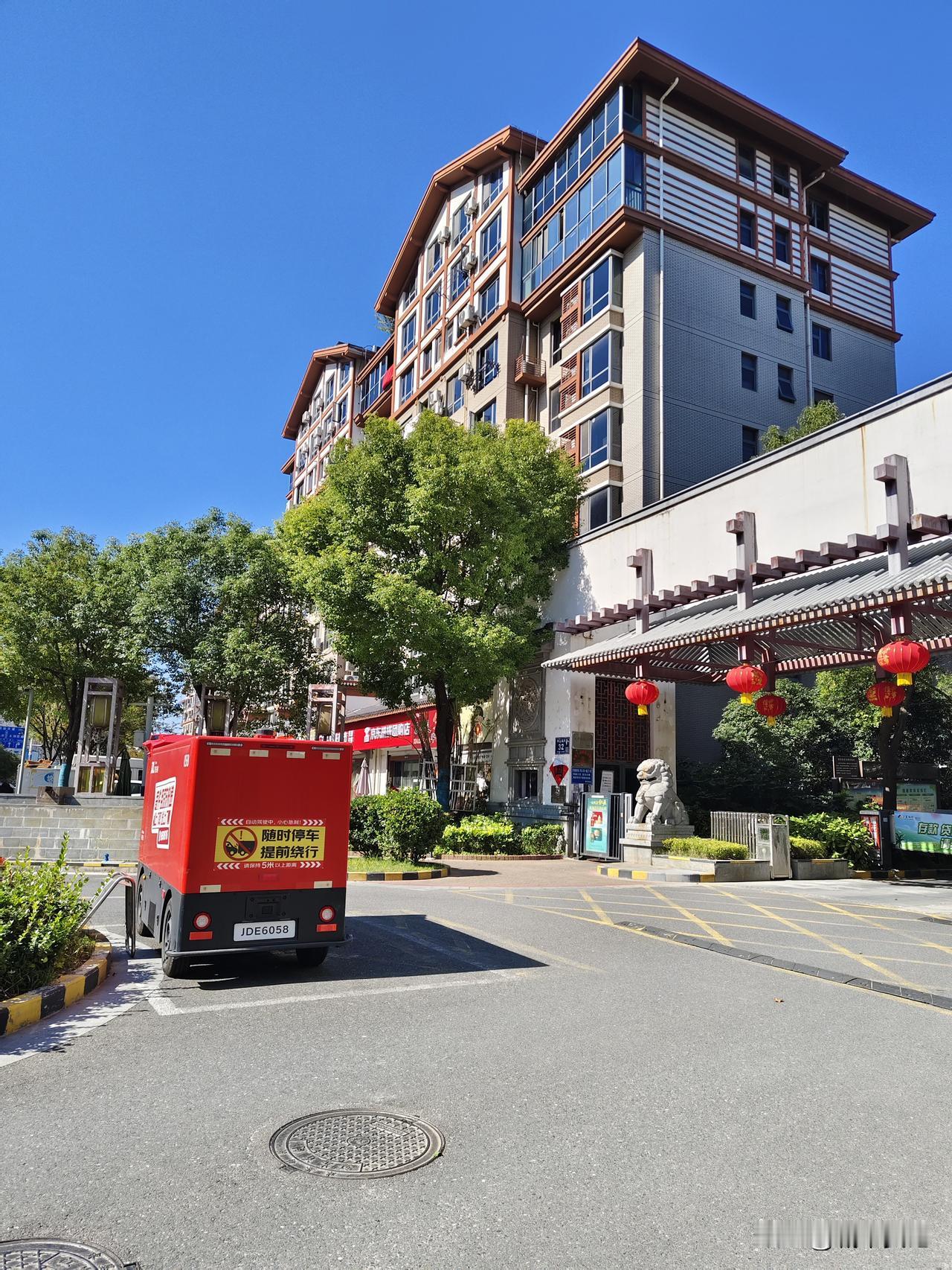 这个小区为什么一直高价，没看出来哪里优秀，不就是好学区么，外面看也就那样，还要9