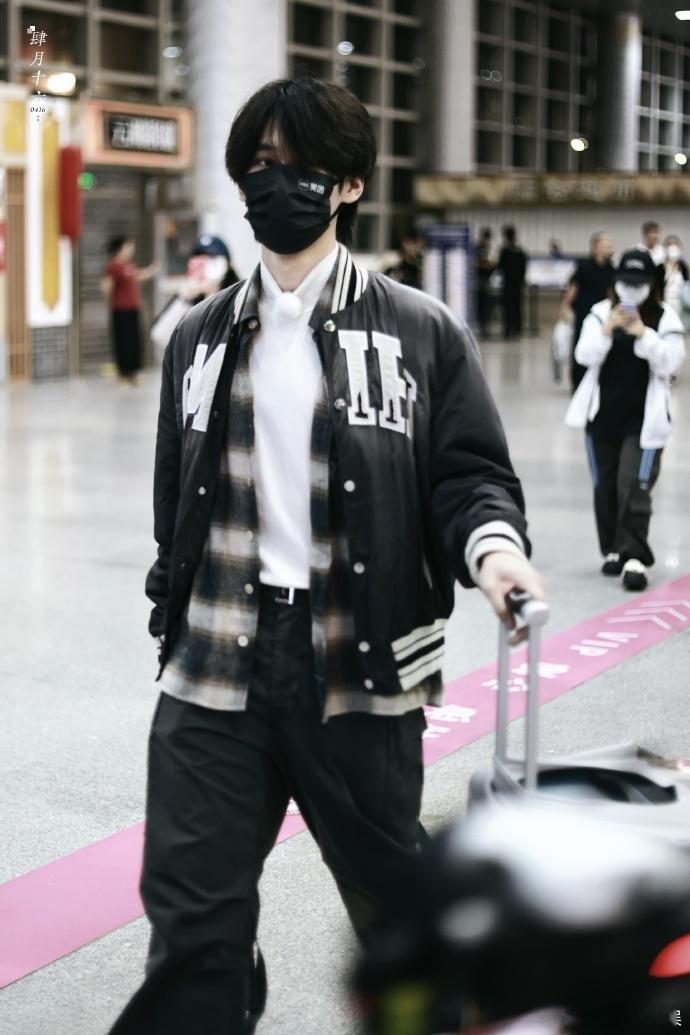 #张真源出发大理路透##张真源机场黑白look#张真源出发奔跑吧大理机场路透 ​