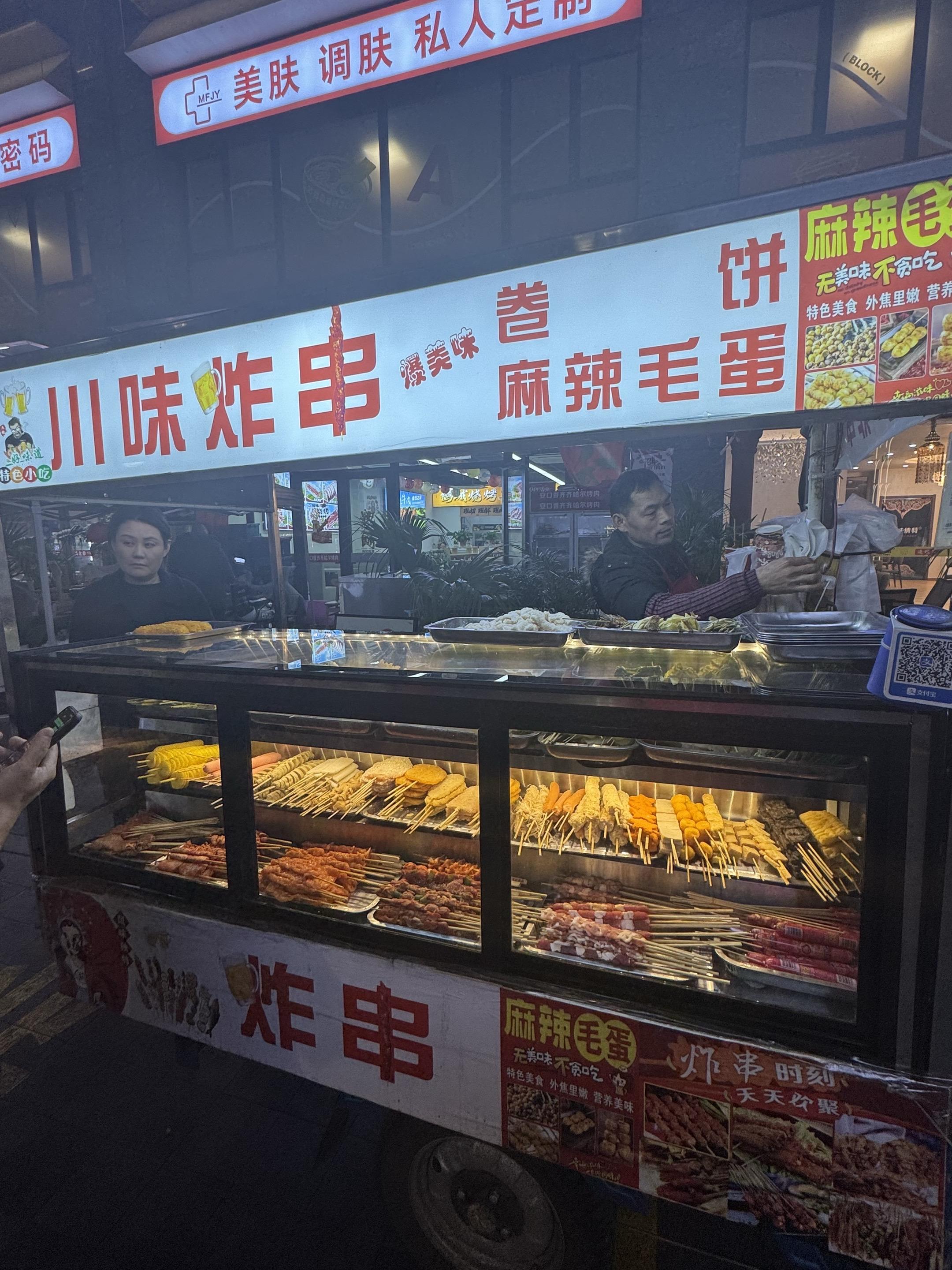 晚上去吃街边的炸串。昨天没有化妆，也没有打扮的很好看，素颜走在街上大摇...