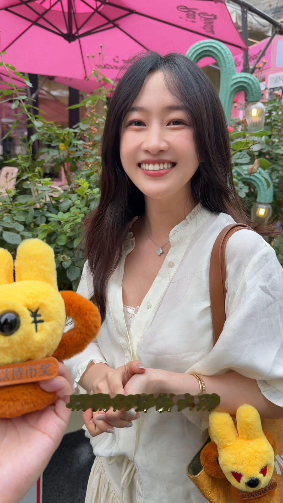 一代人有一代人的挂件早高峰挤地铁包包可以朴素，挂件一定要配齐。自带平安buff，