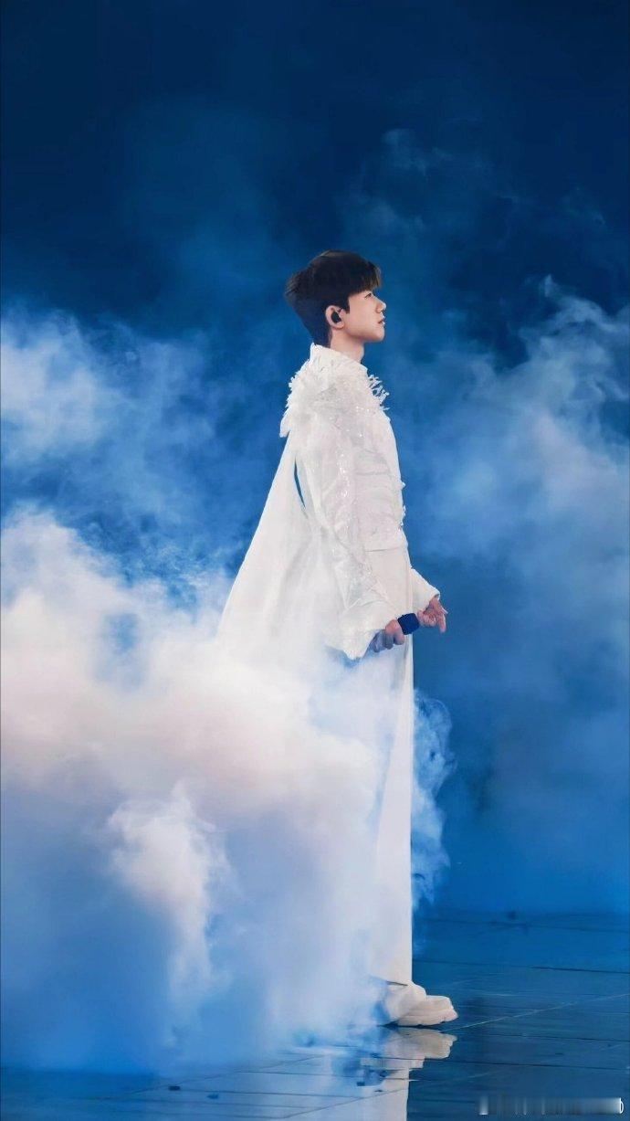 张杰演唱会群像蓝色荧光汇成浩瀚星海，张杰站在光里歌唱，每一句都饱含深情，每一段都