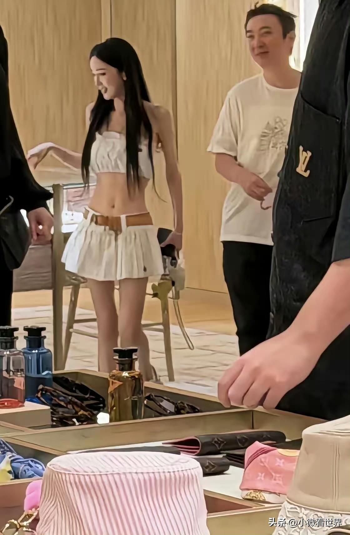王思聪带新女朋友露面，小王这辈子没白活呐，每一任女朋友都长在我的审美点上。 ​​