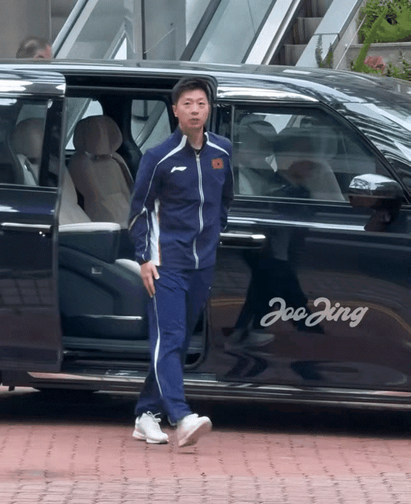 马龙这排面给得真足。霍家不光派车专门接送，连弟弟都到现场陪着，怕他听不懂粤语不自