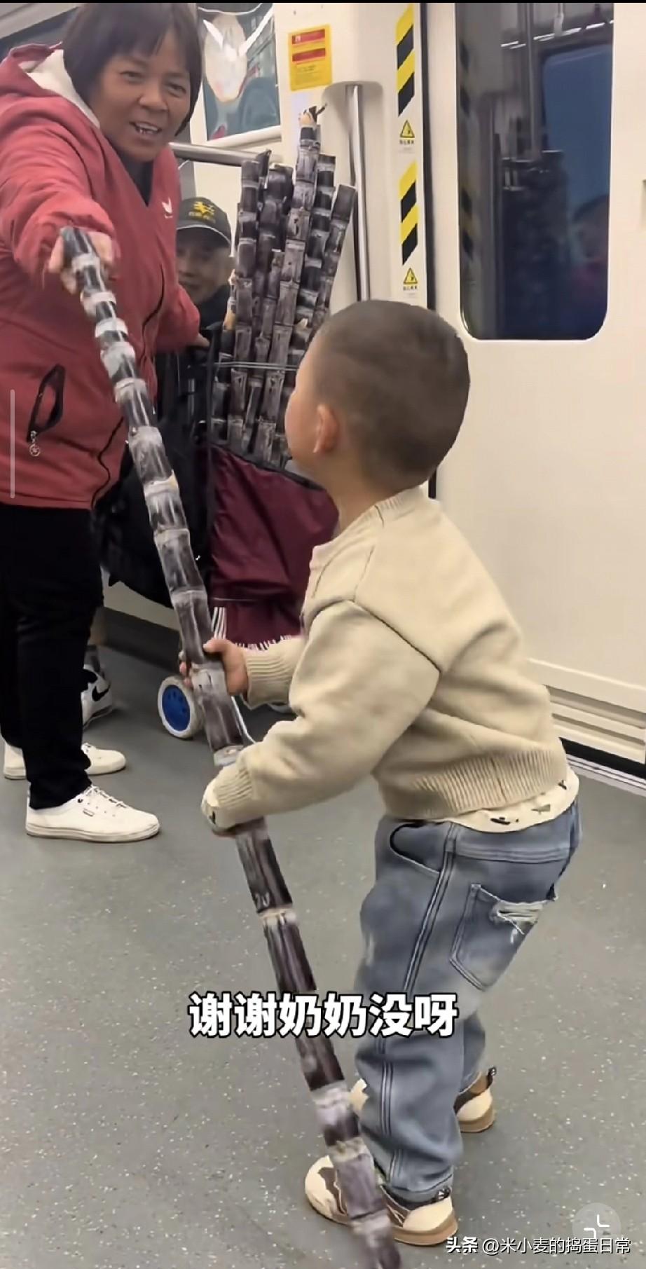 地铁里递出的一根甘蔗，比糖还甜!
 
今早刷到一段地铁视频，瞬间暖到心坎里：穿红