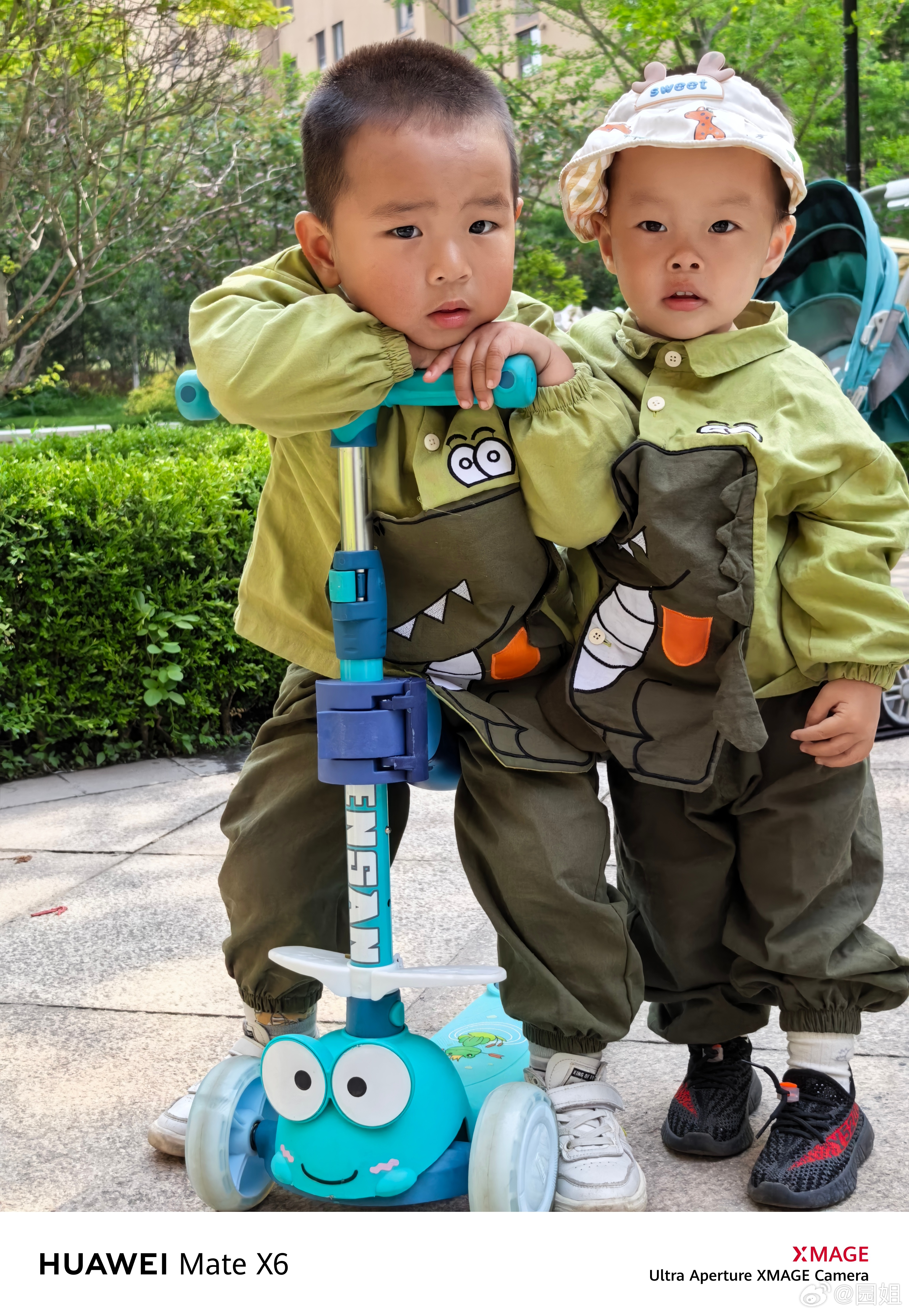二宝和他的兄弟，现在衣服都穿一样的，每天早上起来就一起玩[挤眼] ​​​