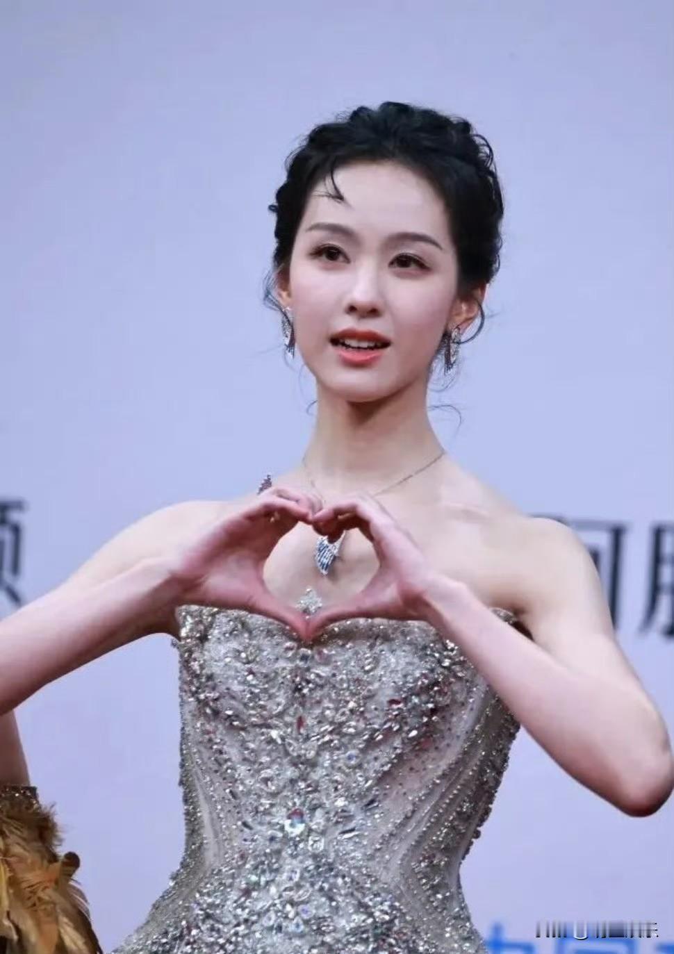168的身高，90斤的体重，女明星们都好卷啊，都是为了上镜好看点