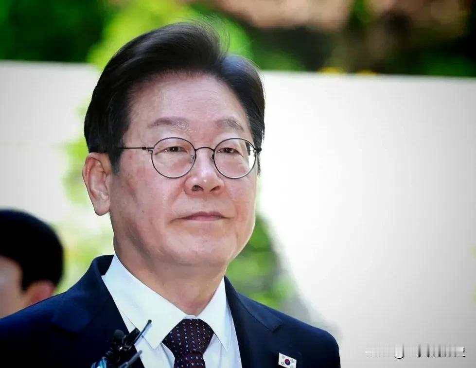 特朗普突发神操作！邀韩国总统共乘空军一号访华，李在明当场回应“我愿意”，8天倒计