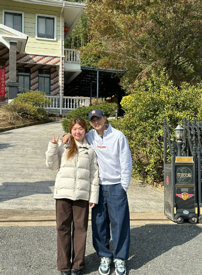 叶祖新回应被网友误会官宣恋情 叶祖新聊起“被官宣”乌龙事件，直言自己没太放心上，