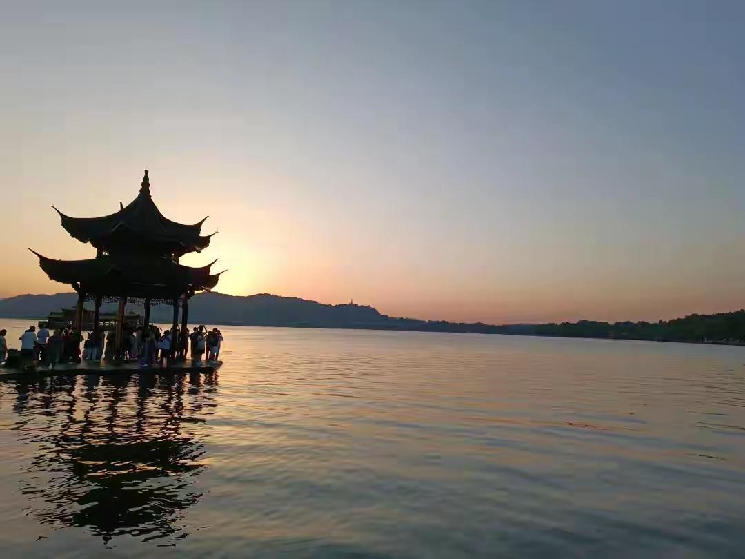 杭州西湖集贤亭，是“亭湾骑射”景区的核心所在。亭南的匾额上书写着“集贤亭”三个大