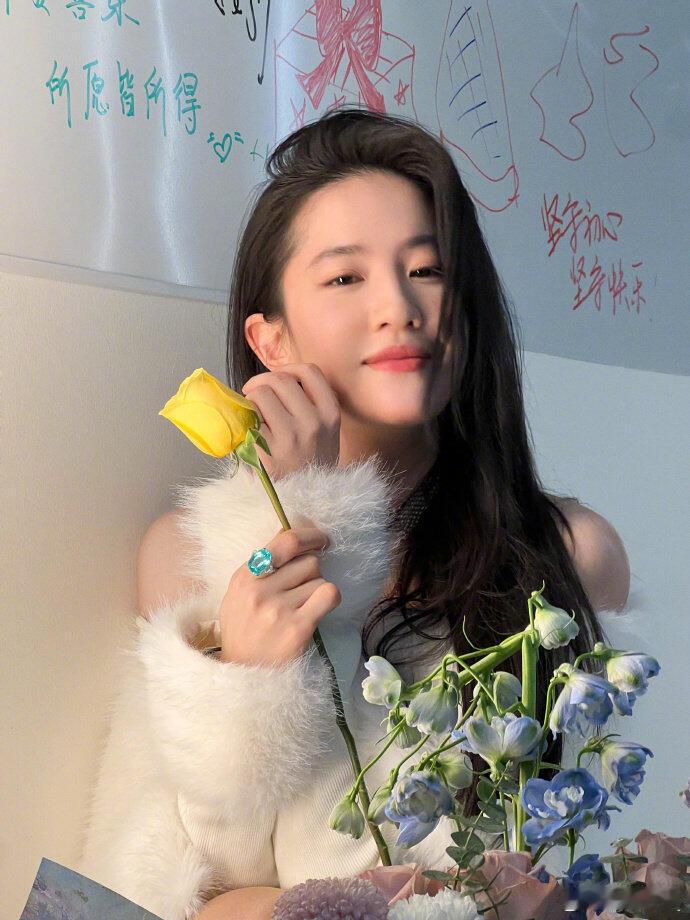 刘亦菲 祝大家新年快乐！愿美好一切随缘 