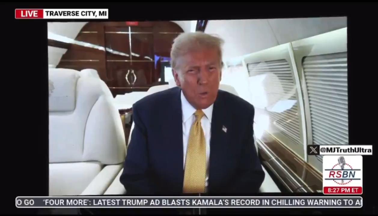 特朗普打电话给集会，表示他将会迟到两个小时才能到达。他对自己迟到有些不满，但表示