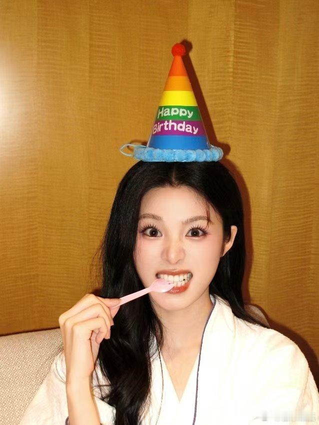 姚晓棠打歌2026现场过生日姚晓棠打歌舞台吹蜡烛许愿 《打歌2026·X舞台》录