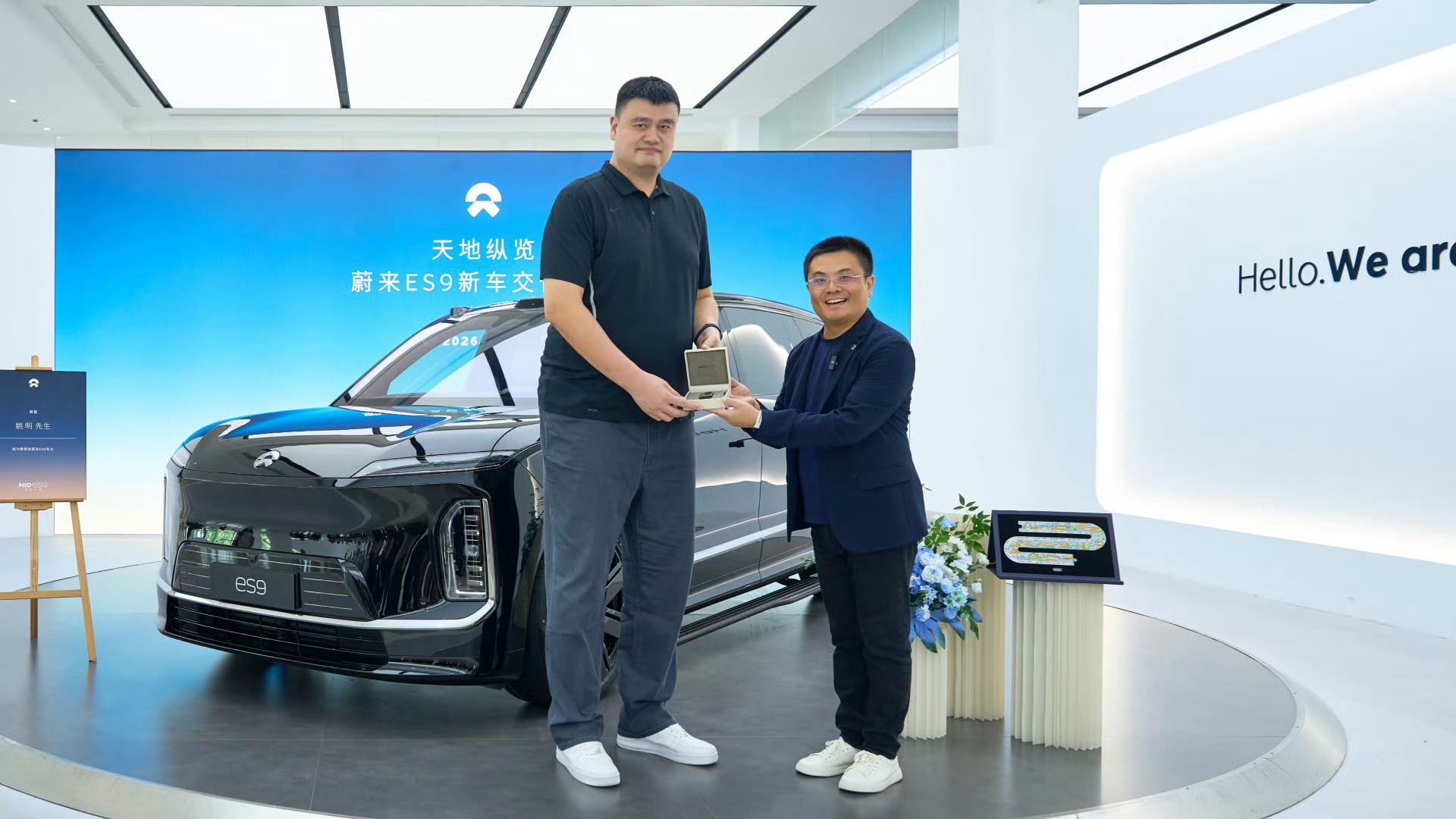 姚明的蔚来ES9提车了能让姚明坐进去的车不多，ES9算一个