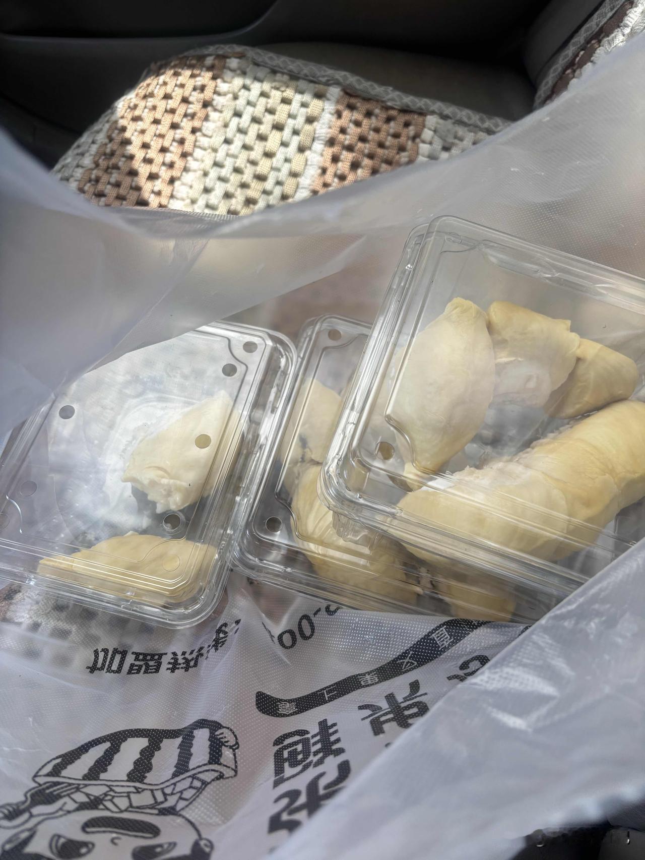 246块钱的榴莲，出肉率很低，这是我挑榴莲比较失败的一次。
我每次挑榴莲感觉出肉