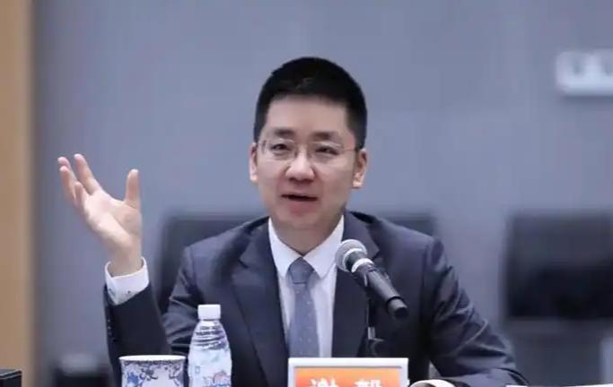 车间流水线走出的百亿富豪：初中毕业娶了中专生，两口子19年干出370亿
 
20