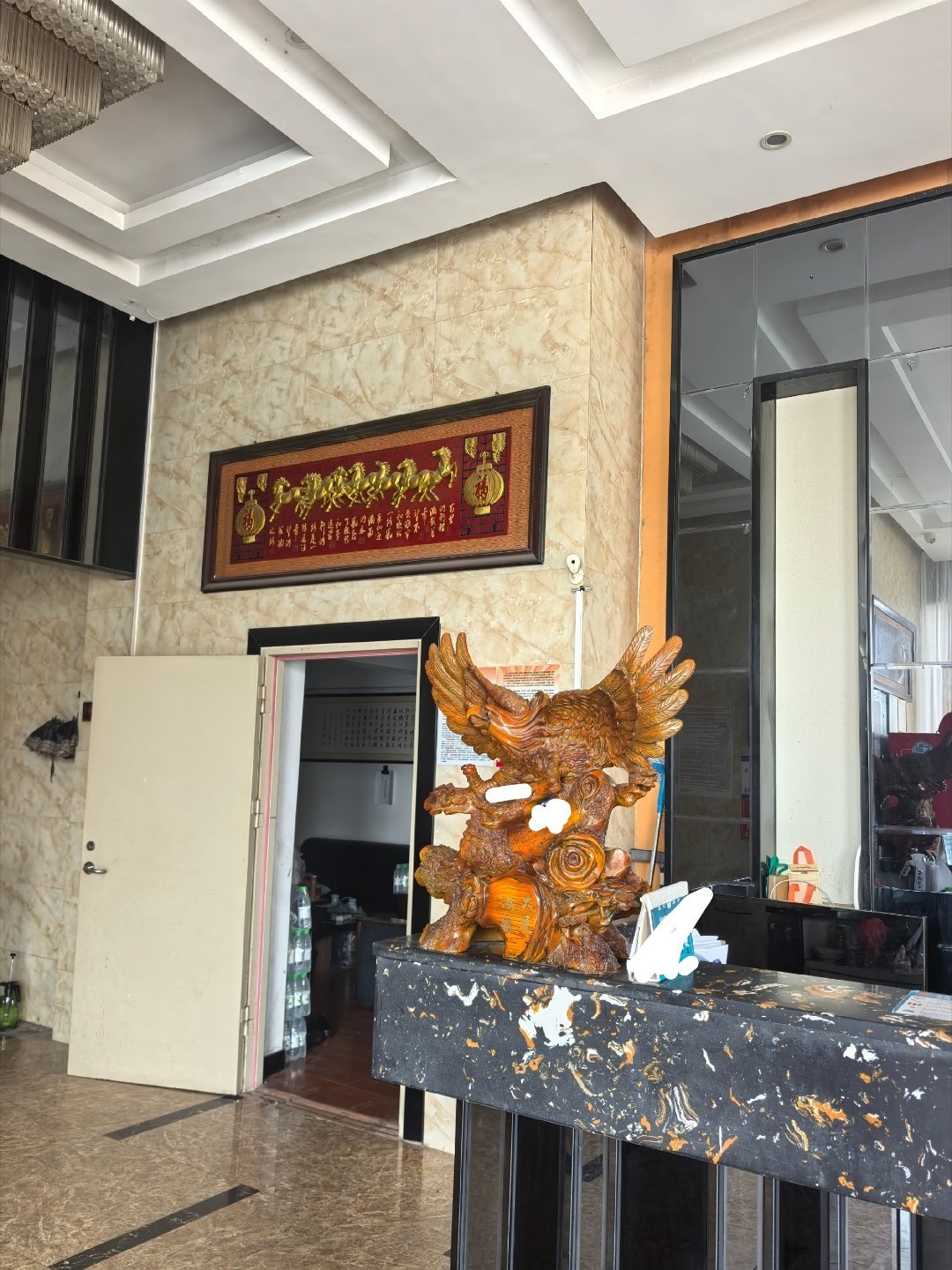 酒店前台放了一只老鹰，这玩意为兑卦象，刚好店的名字带有鑫字，物象同频了。明显这几