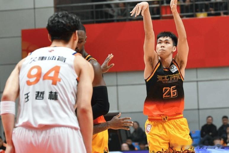 高手在民间！庞峥麟用5场CBA比赛彻底征服全国球迷。
在CBA本赛季开始之前，谁