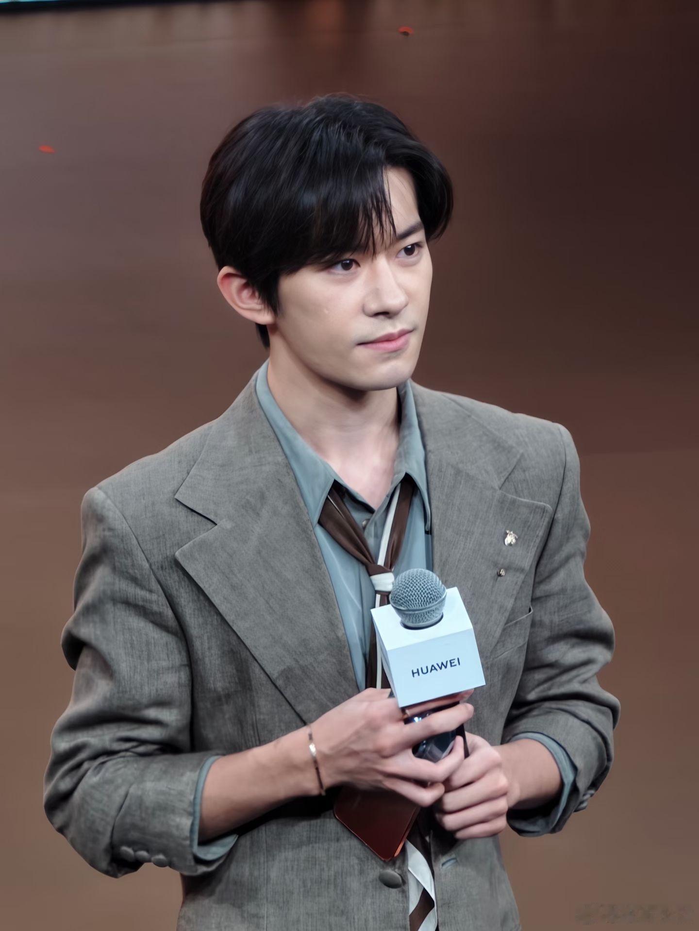 代言人这一块太对味了，千玺还是这个帅啊～小助理去的现场，她可开心！！！