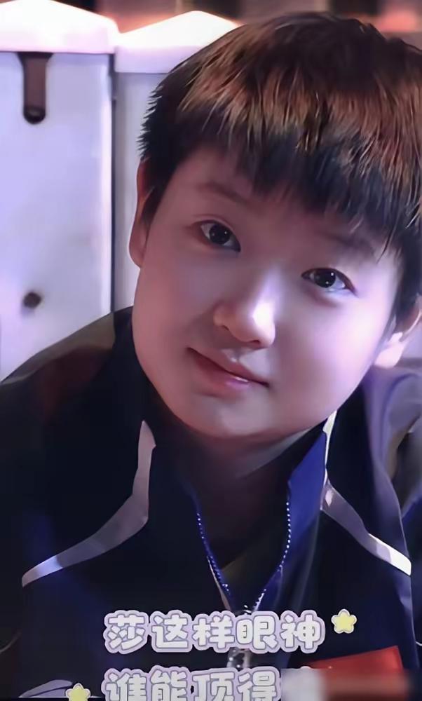 孙颖莎打球一年奖金90万，根本不够团队开销。但你知道吗，她转身接个广告，2.5小