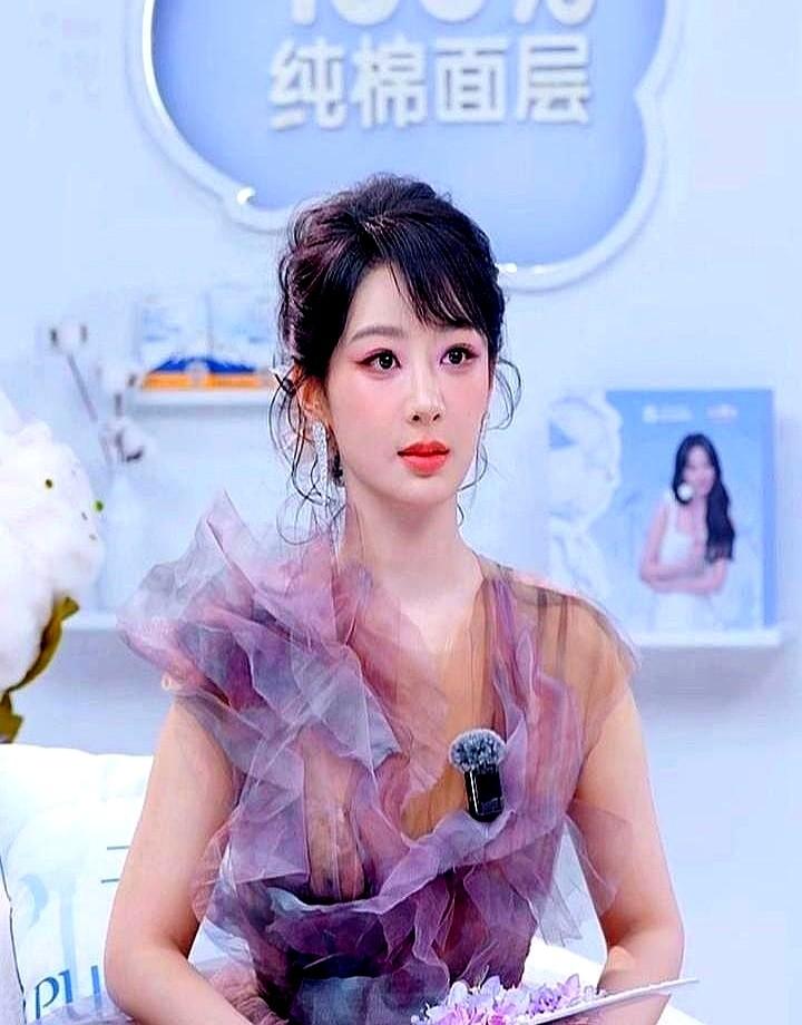 她这次不光演戏。

杨紫在新剧中的表现，不仅让人看到她的演技，还看到了她在行业中