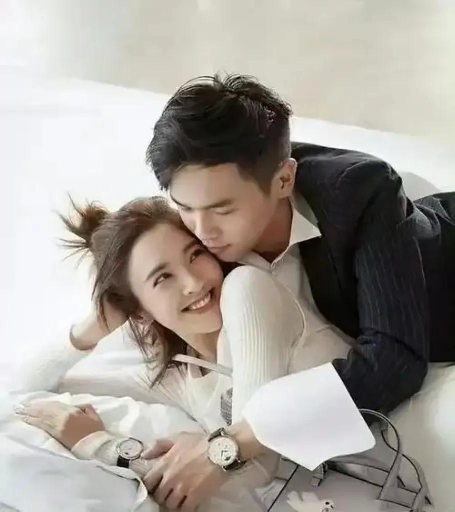 唐艺昕近日携女儿小糖果登台，共同演绎了一曲温馨的钢琴合奏。舞台上，母女俩默契配合