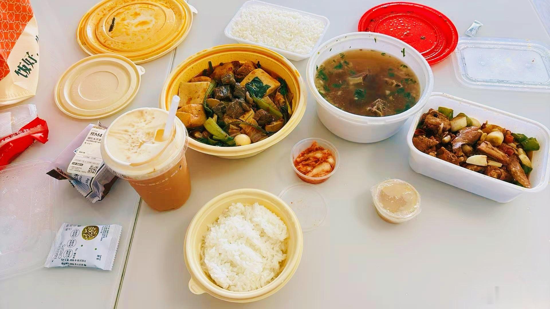美团搞活动，买了炒鸡+排骨米饭+筋头巴脑+奶茶+蛋糕面包甜品，总共都不过百，好幸