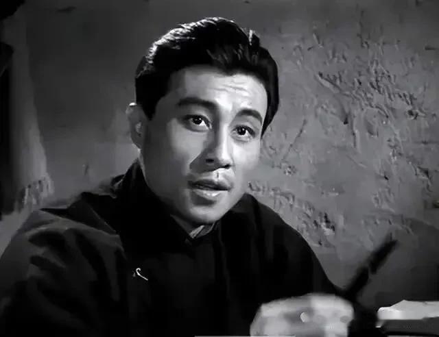 影剧两版，为啥都选帅哥演“杨晓冬”？

在经典革命题材作品中，《野火春风斗古城》