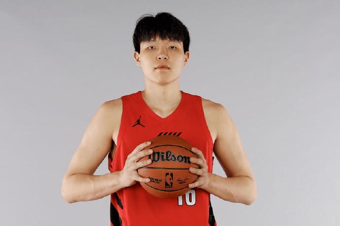 杨瀚森的危机来了。

开拓者今夏追求字母哥已经是众所周知的事了，今天，记者Jak