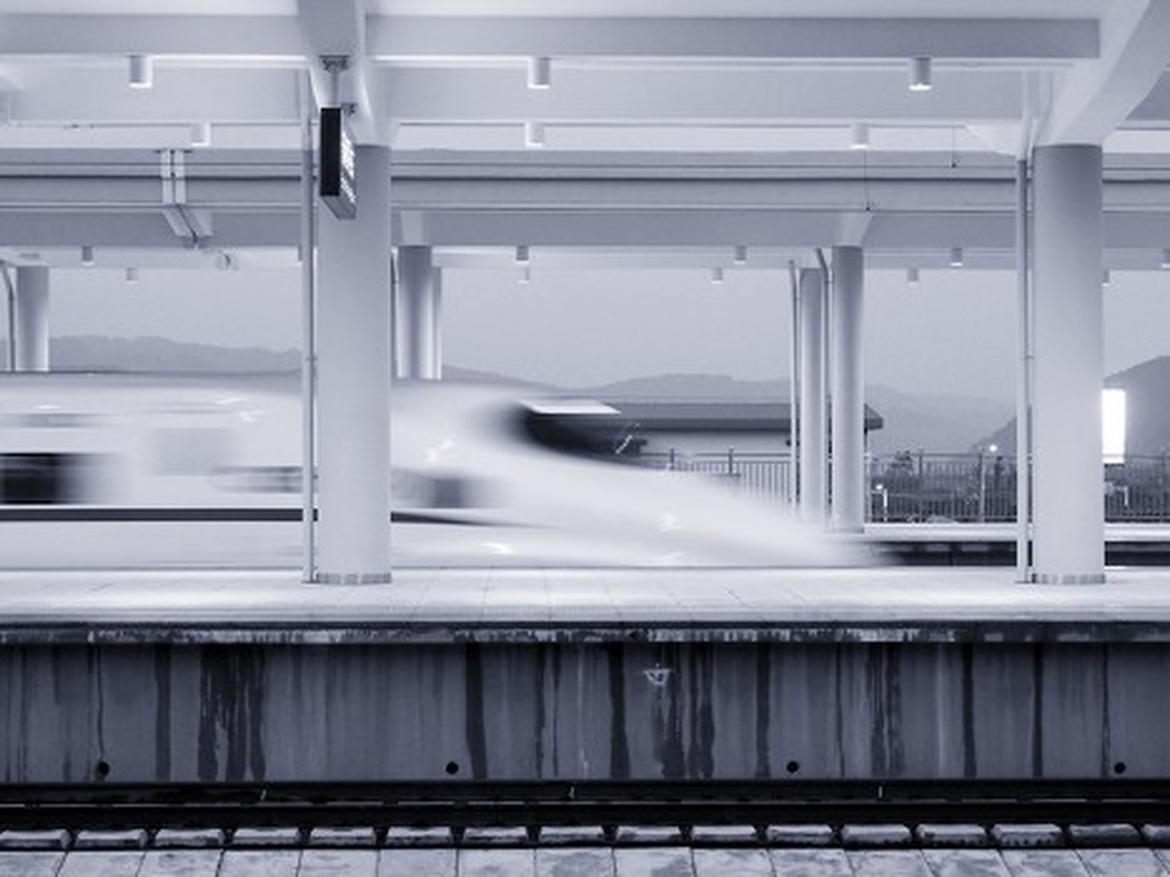 你大概没见过高铁“洗澡”吧？这事儿专挑深夜干。

凌晨一点，最后一班动车入库，高