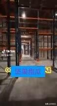 乌克兰乌曼，一名乌曼仓库的员工拍摄了一段视频，8月底仓库货架空空如也，但为了迎接