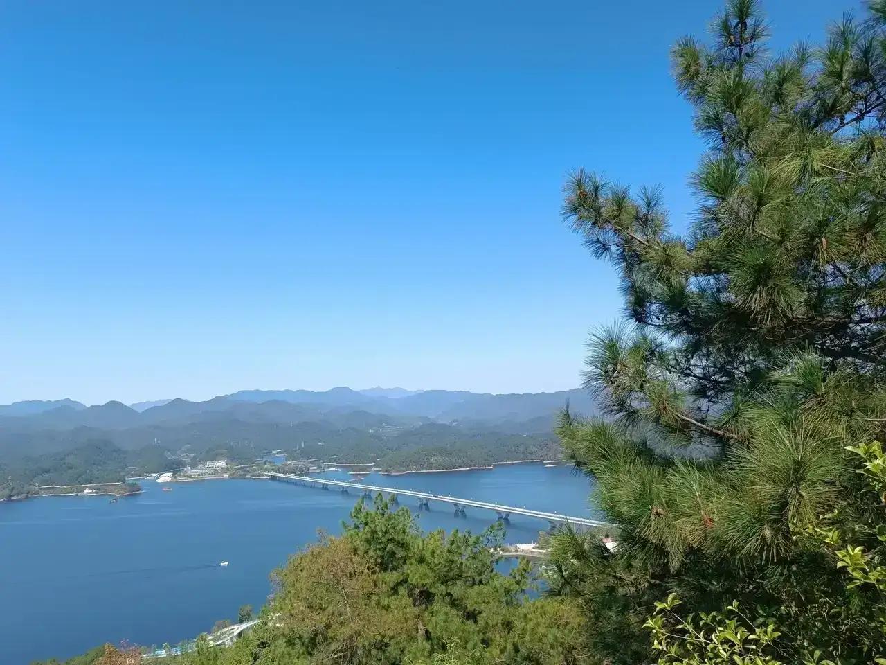 千岛湖的优美环境闻名遐迩四海皆知，虽然杭州千岛湖是人工水库改造的，但是优美的风景